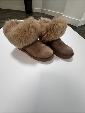 UGG 8 Cozy Shearling Lined Women’s Short Boots - Chestnut